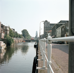 831126 Gezicht op de Vecht te Utrecht met rechts de Zeedijk en op de achtergrond de Stenenbrug.